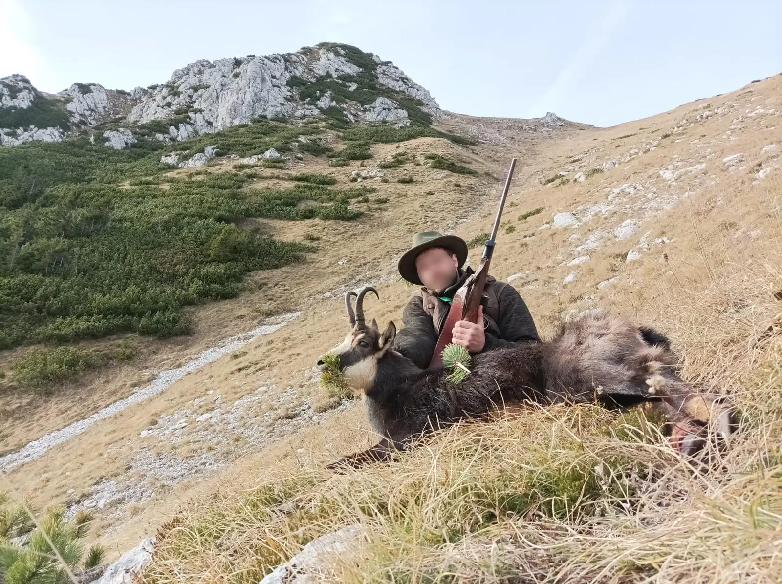 úspešný lovec s kamzíkom