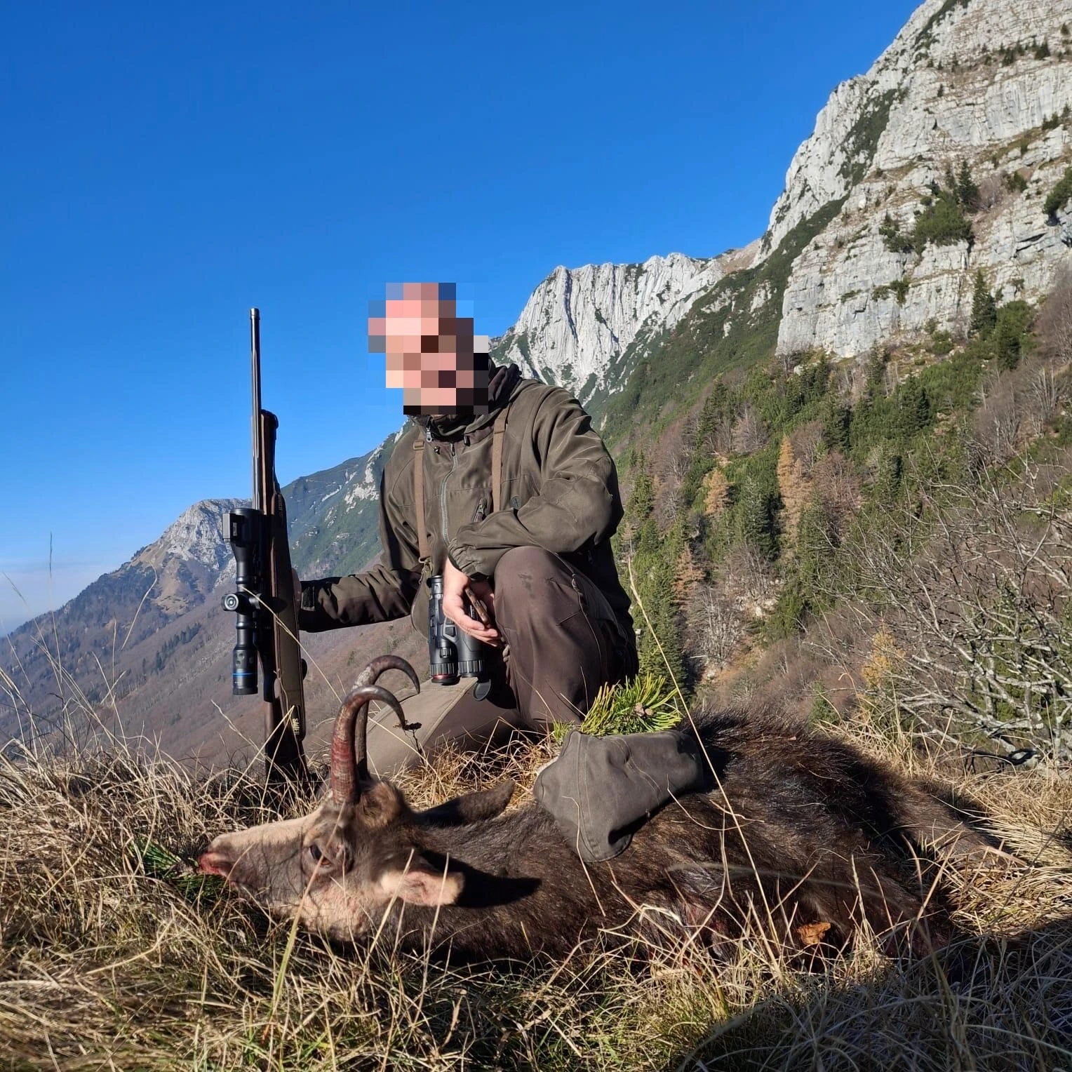 úspešný lovec s kamzíkom