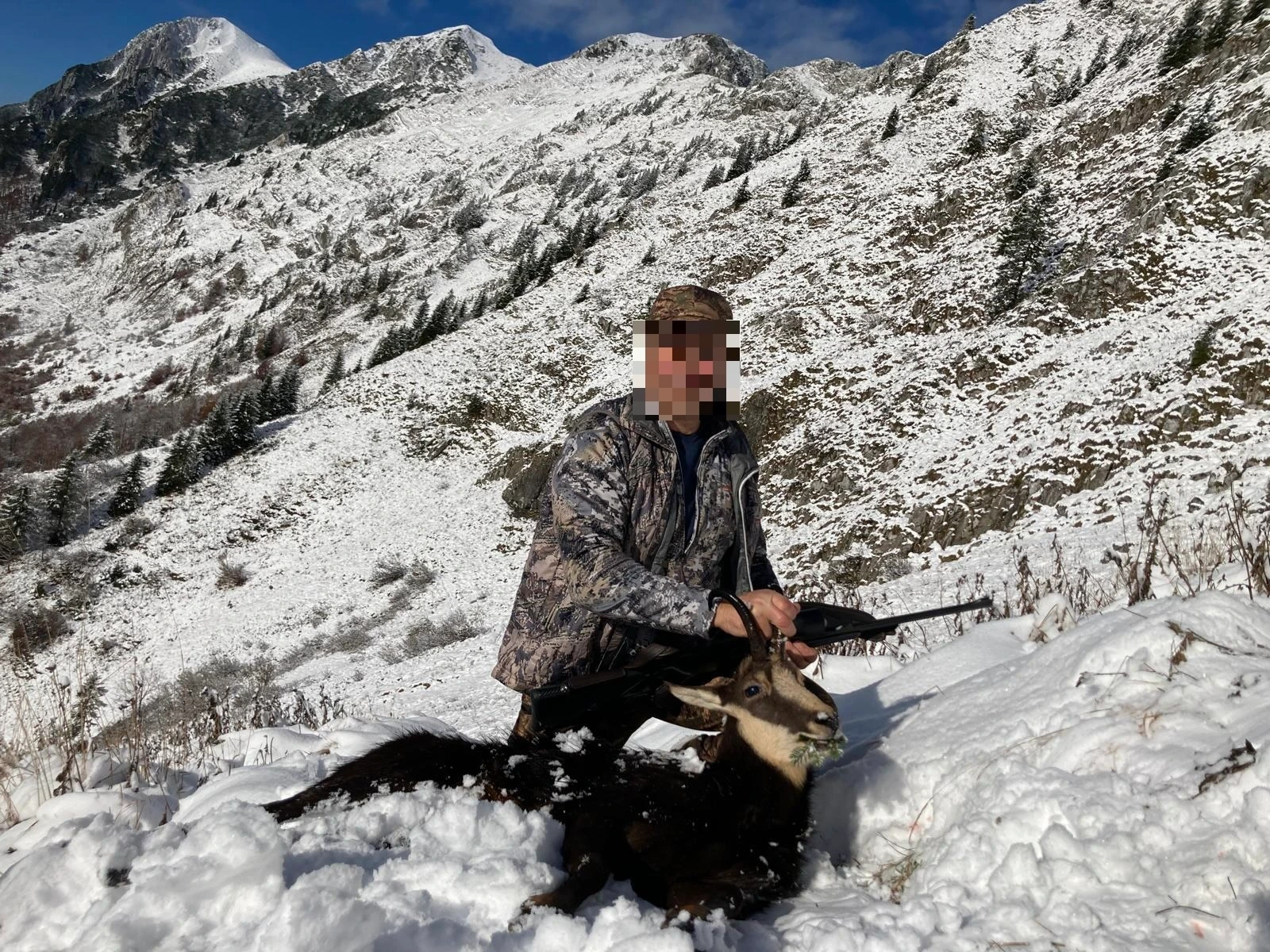 úspešný lovec s kamzíkom